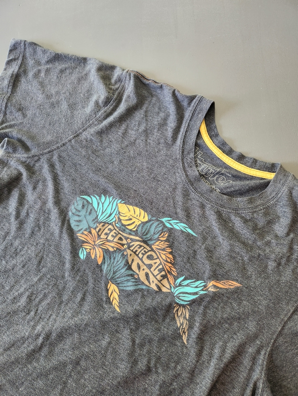 Howler Bros T-Shirt Mens Medium Blue Fish Logo Graphic Tee Heed The Call Tagless
